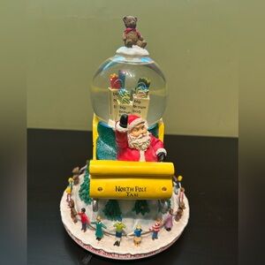 Vintage 2003 Bloomingdale’s New York Santa on a taxi snow globe music box